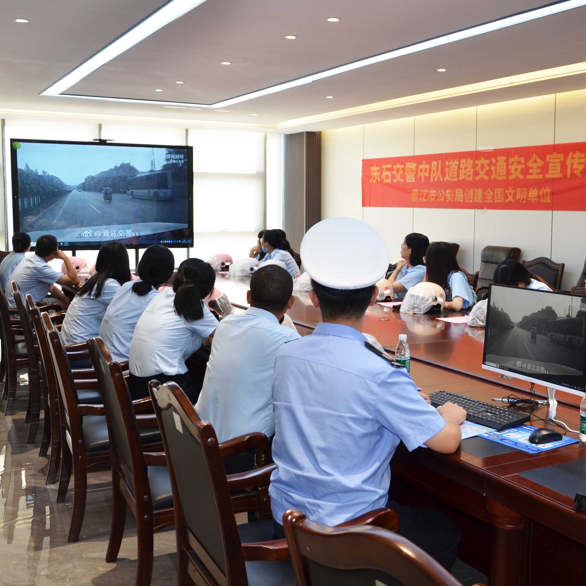 東石交警中隊(duì)走進(jìn)優(yōu)安納傘業(yè)，共筑交通安全防線